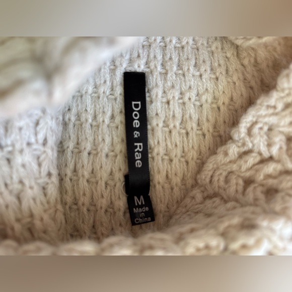 Doe & Rae Cream Knit Bell Sleeve Sweater Sz M - Picture 4 of 5